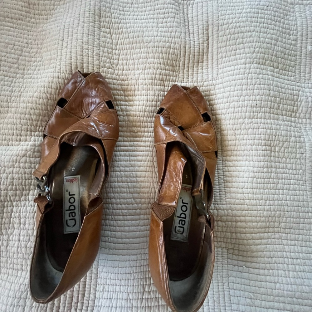 Low heeled pump